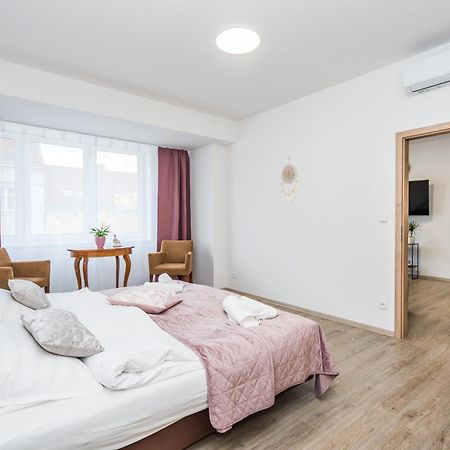 Ferienwohnung Perla Hradce 302 Hradec Králové Exterior foto