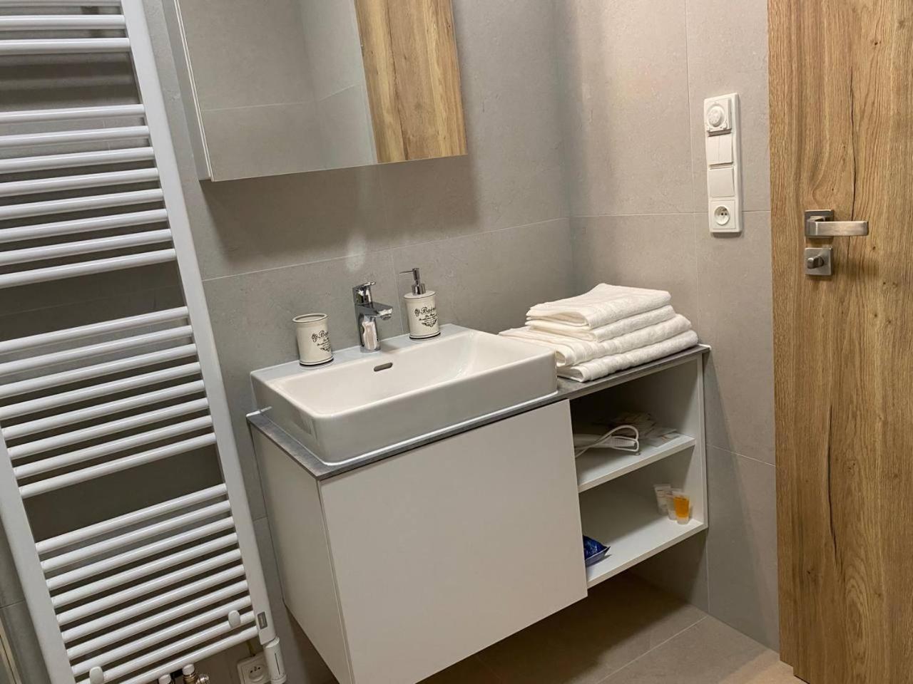 Ferienwohnung Perla Hradce 302 Hradec Králové Exterior foto